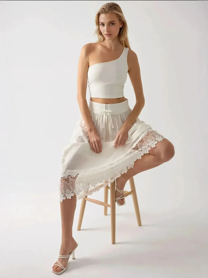 هيكاب بلوزة قصيرة ضيقة بياقة غير متماثلة